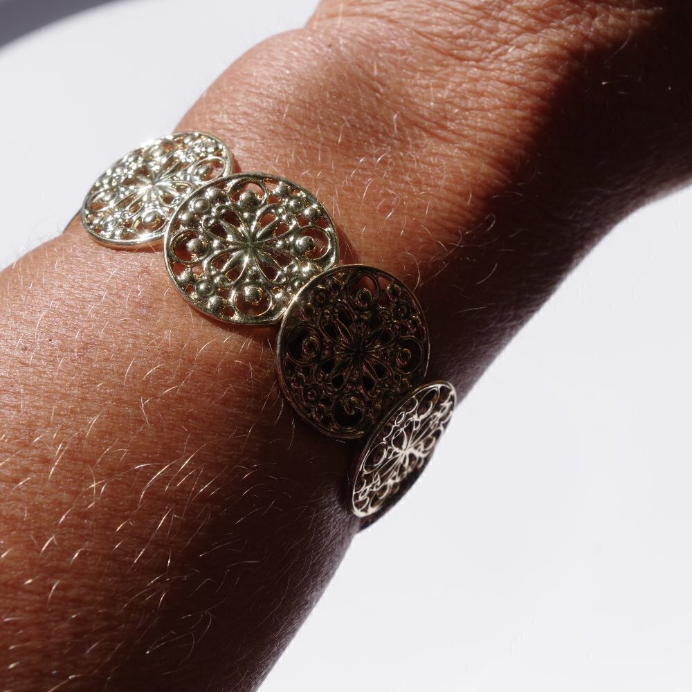 Women`s gold tone stretch bracelet. 2 1/4 inches i